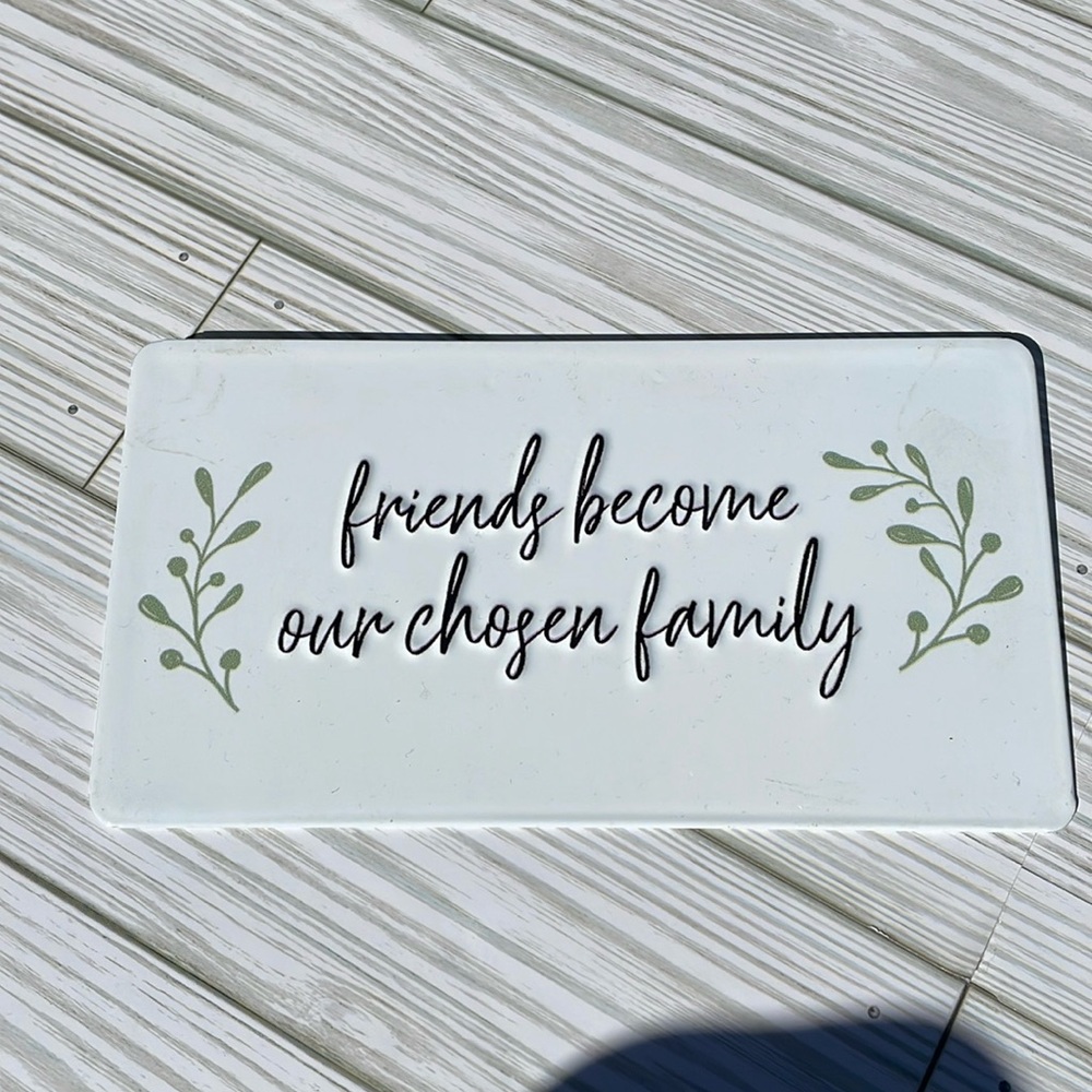 🆕 Metal Home Decor Sign ~ Friends become chosen family